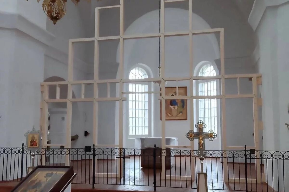    Иконостас устанавливают в храме в деревне Посолодино Плюсского района