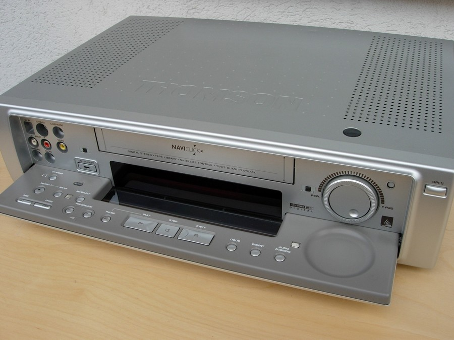 Thomson DVH-8090.  Цифровой видеомагнитофон.  Фото: By Zlois - Self-photographed, CC BY-SA 3.0, https://commons.wikimedia.org/w/index.php?curid=99103953