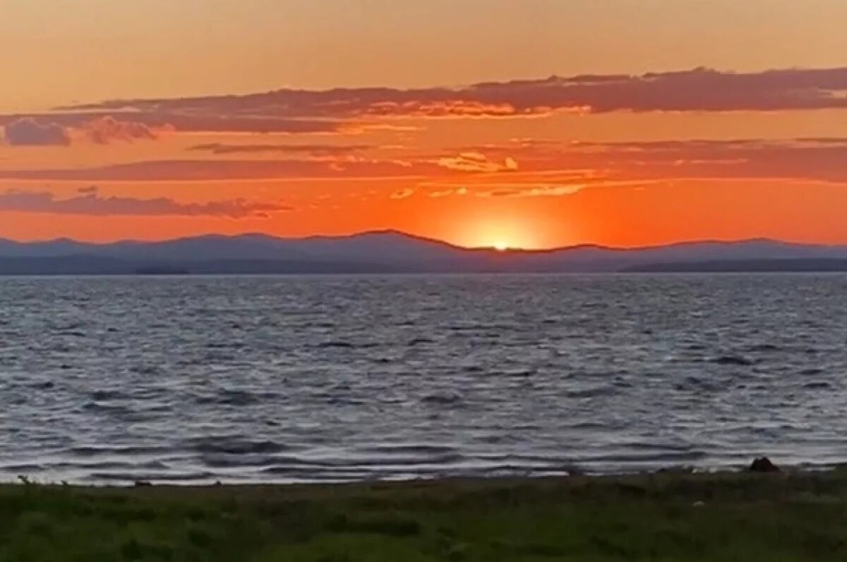    Закат на озере Увильды, одном из "рыбных" мест Челябинской области.