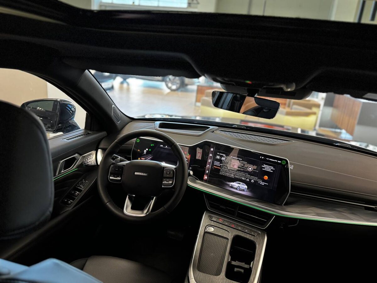 Современная мультимедийная система с 12,3-дюймовой цифровой панелью и 14,6-дюймовым сенсорным дисплеем