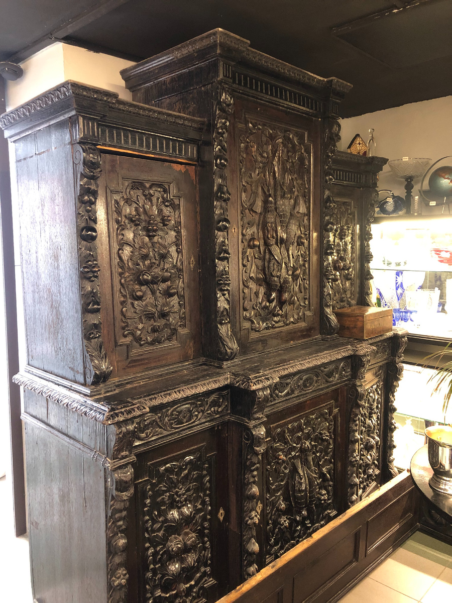 Антикварный немецкий буфет в нашем салоне