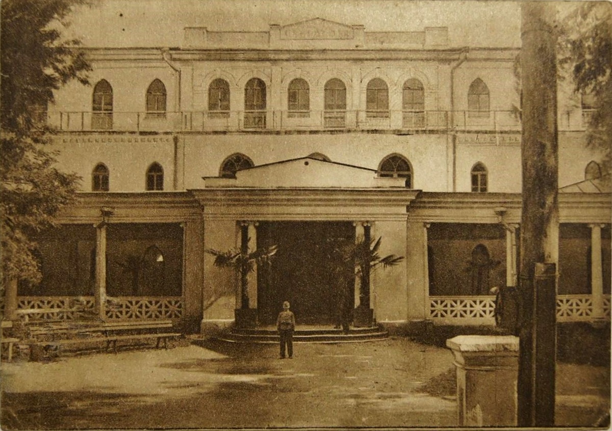 До 1923 года Казённая гостиница, потом профсоюзный санаторий