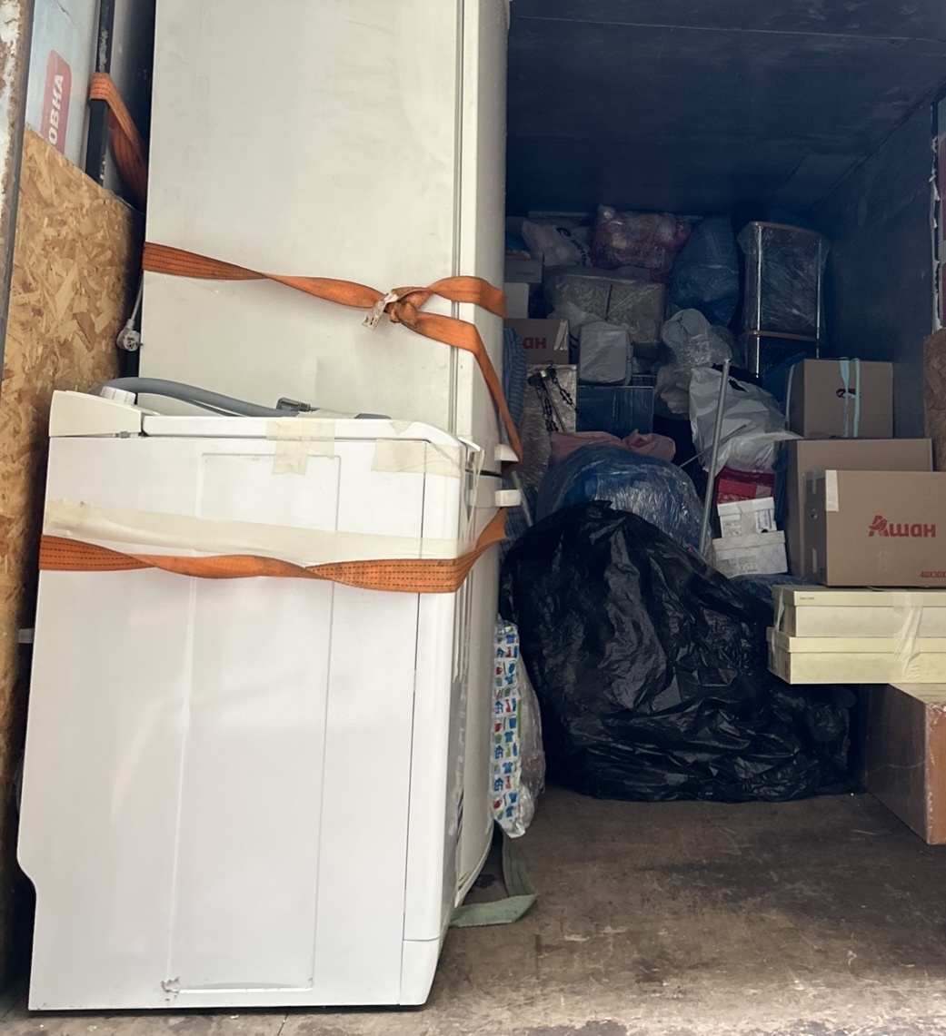 Грузят барахло