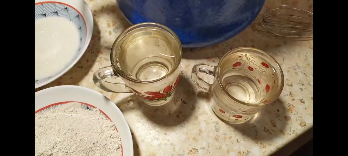 Ржаная мука, сахар, теплая вода
