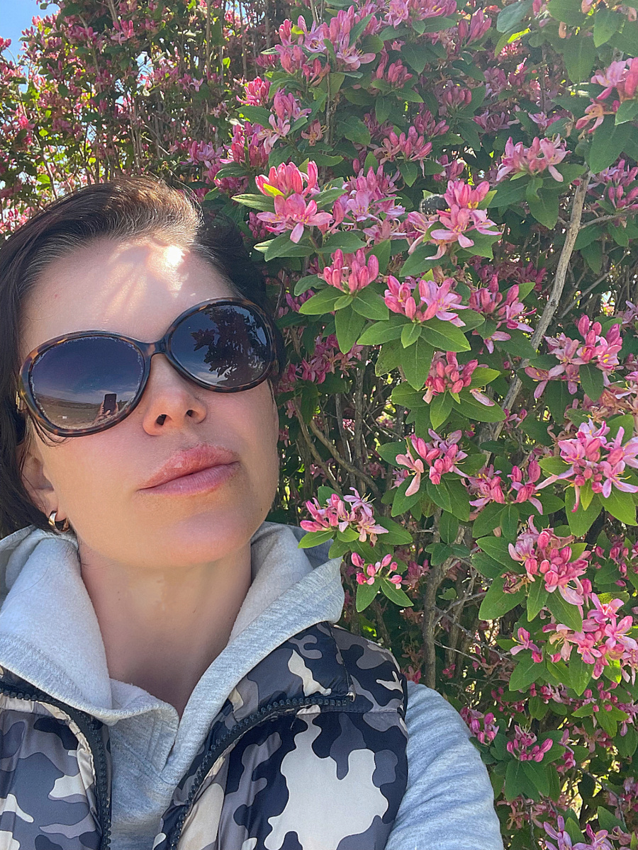 Весь отпуск мы ходили в жилетках, наслаждаясь буйным весенним цветением южных садов и солнцем