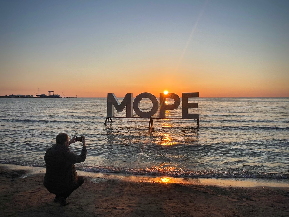 Даже фирменное фото с центрального пляжа сделать без людей не удалось. За красивыми кадрами шла настоящая фотоохота 🥶 Но оно того стоило)))