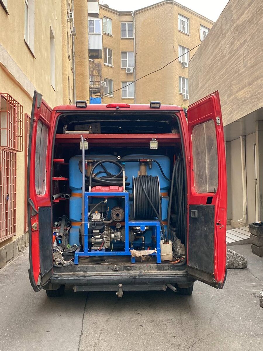 У нас свой автопарк с машинами оснащенные гидродинамичечкой установкой.