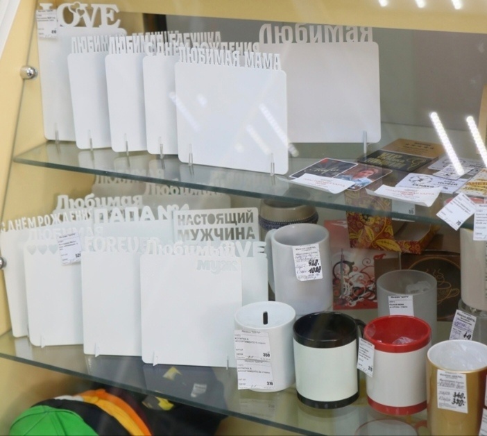 Кусочек витрины с сувенирной продукцией