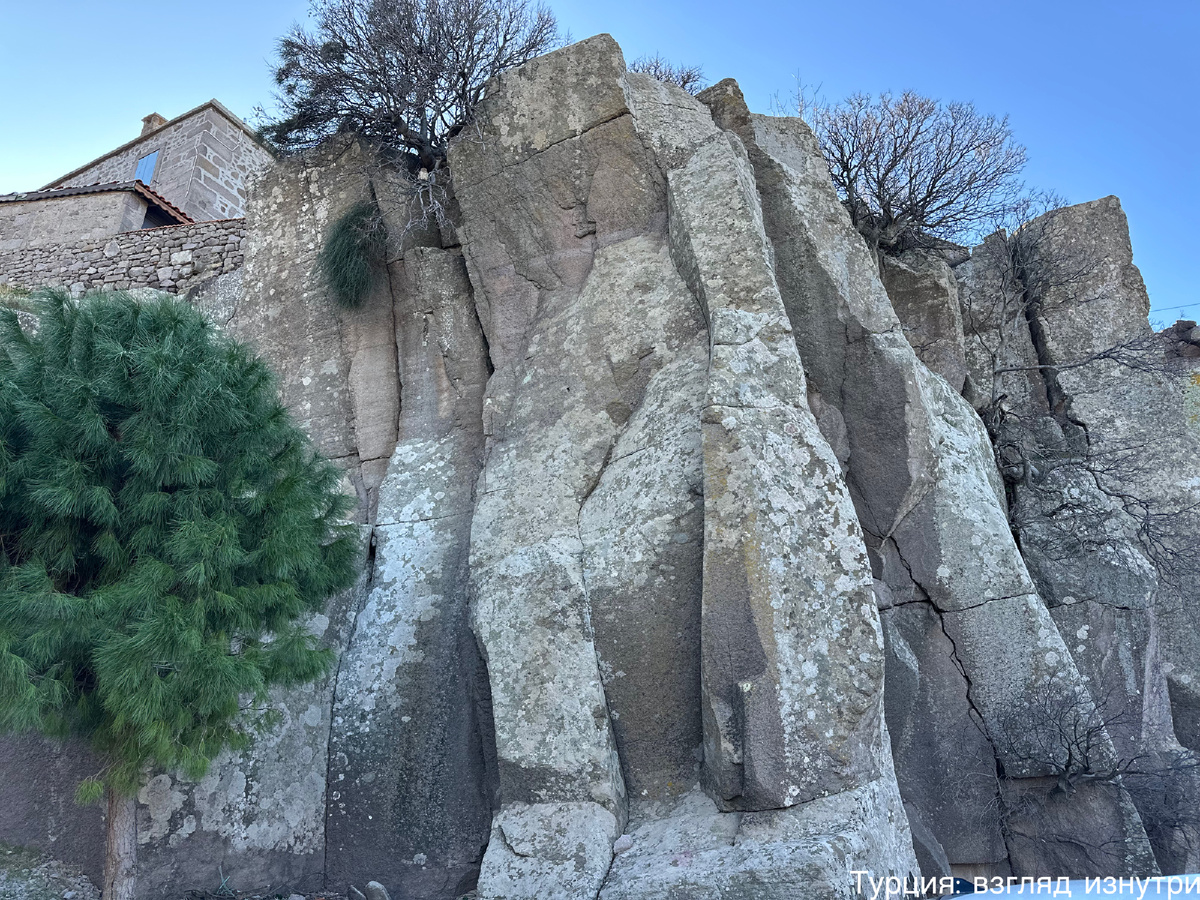 Скалистый холм на котором расположился античный город Ассос