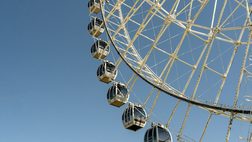 Здесь расположено самое большое в городе колесо обозрения