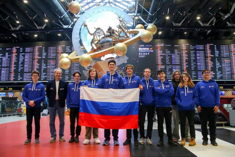    В Россию вернулись школьники, которые победили на олимпиаде в Бразилии