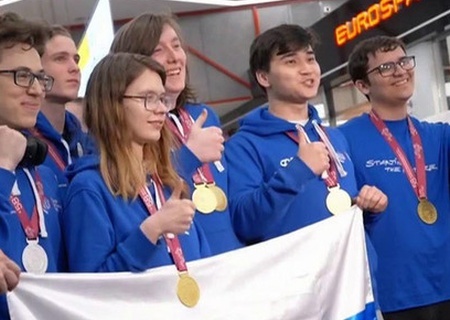    В Россию вернулись школьники, которые победили на олимпиаде в Бразилии