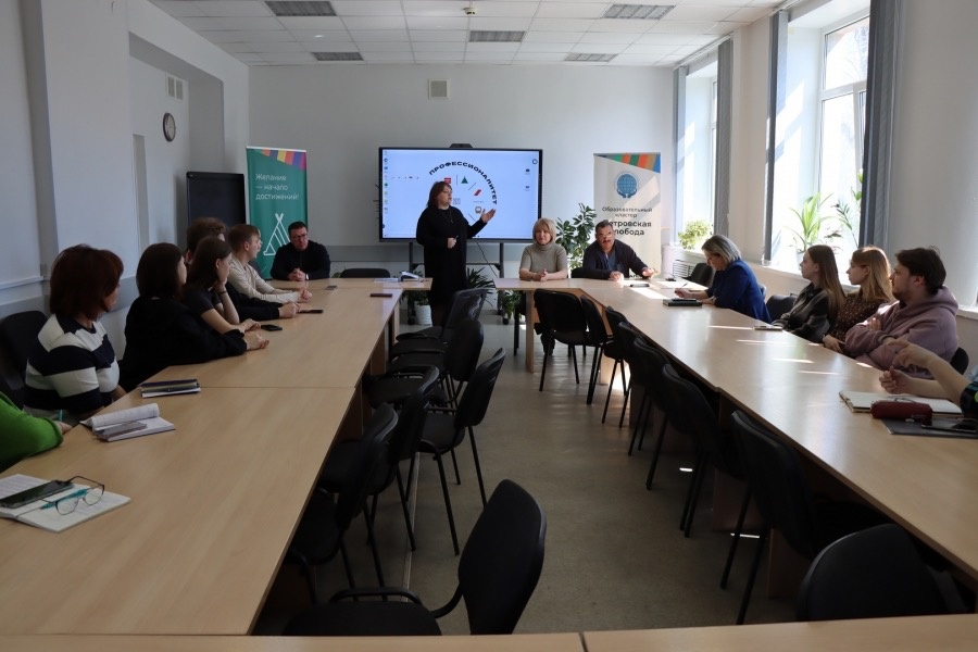    Рабочая встреча со студентами. Фото: официальный сайт Законодательного собрания РК