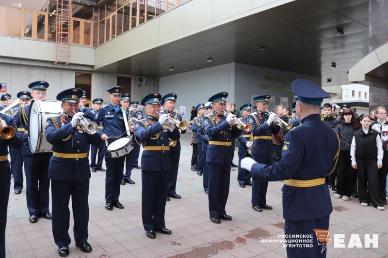    Состав встречал военный оркестр