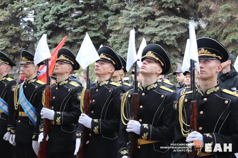    Также на перроне собрались курсанты