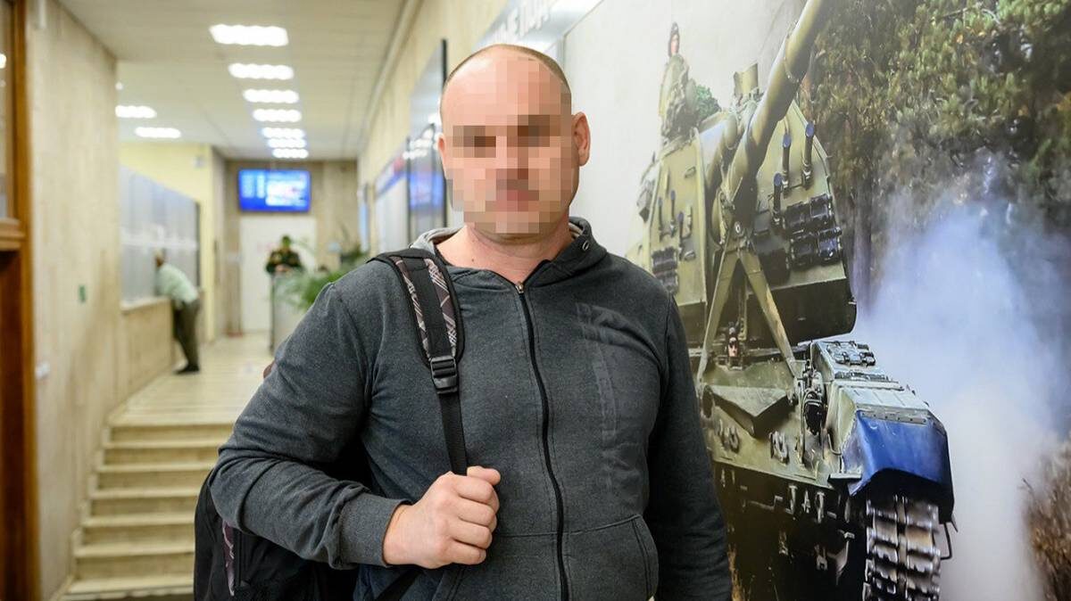    Контрактник Дмитрий Иванов (имя изменено по просьбе героя) в Едином пункте отбора на Яблочкова / Фото: Дмитрий Дубинский / Вечерняя Москва