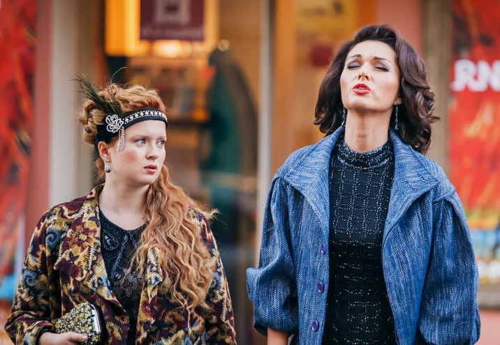 на фото Екатерина Копанова и Юлия Такшина в сериале "Марафон для трёх граций"
