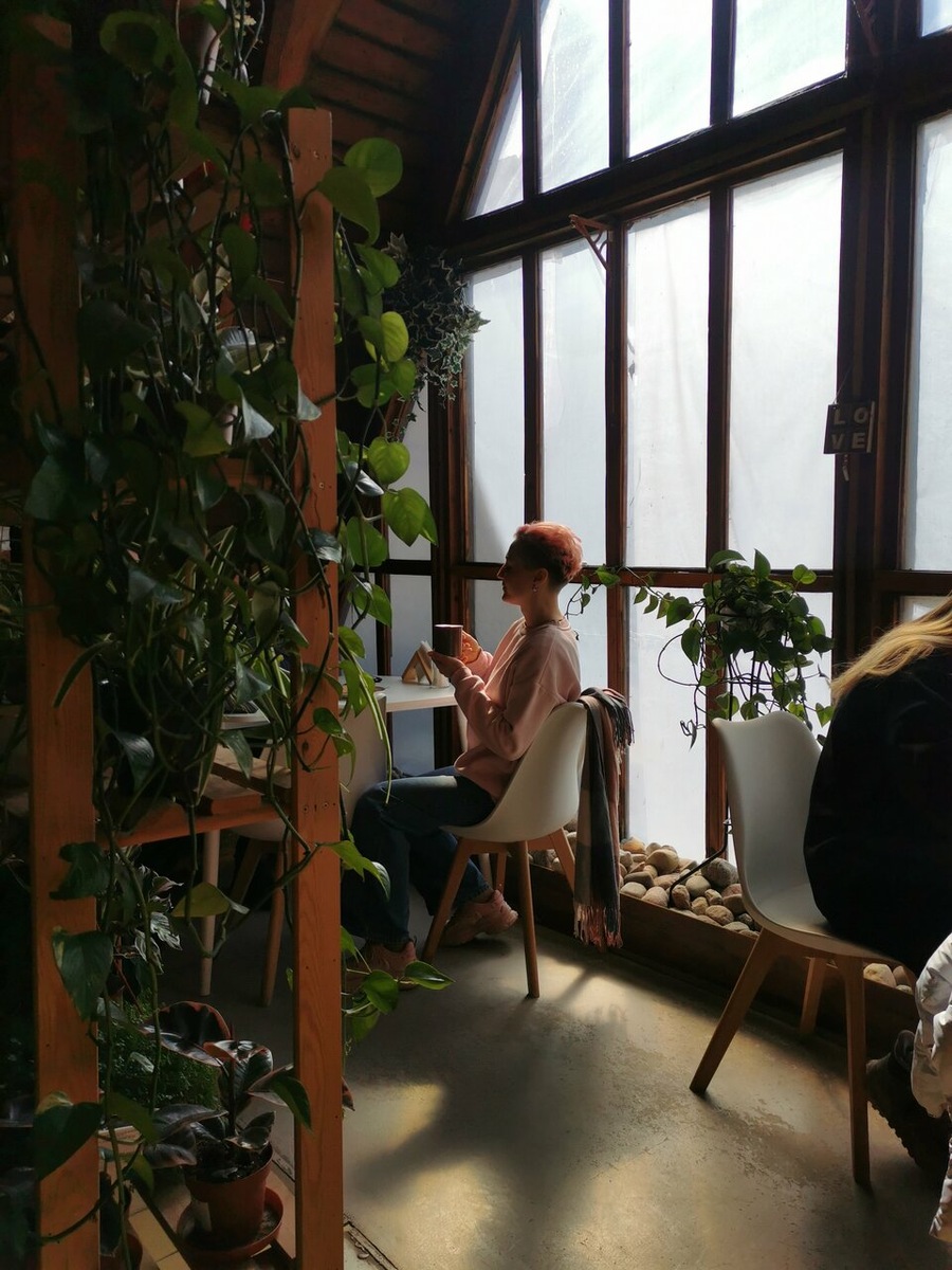 Светлогорск, кофейня Флёр. Каждая кофейня из моего списка стремится найти свою индивидуальность: одни делают акцент на винтажном интерьере, другие – на локальных продуктах, третьи – на особой концепции встреч и мероприятий.