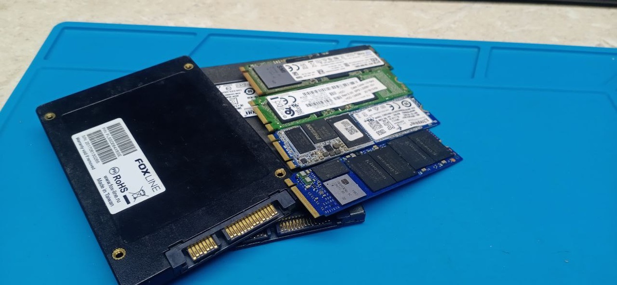 Пачка мертвых SSD накопителей.