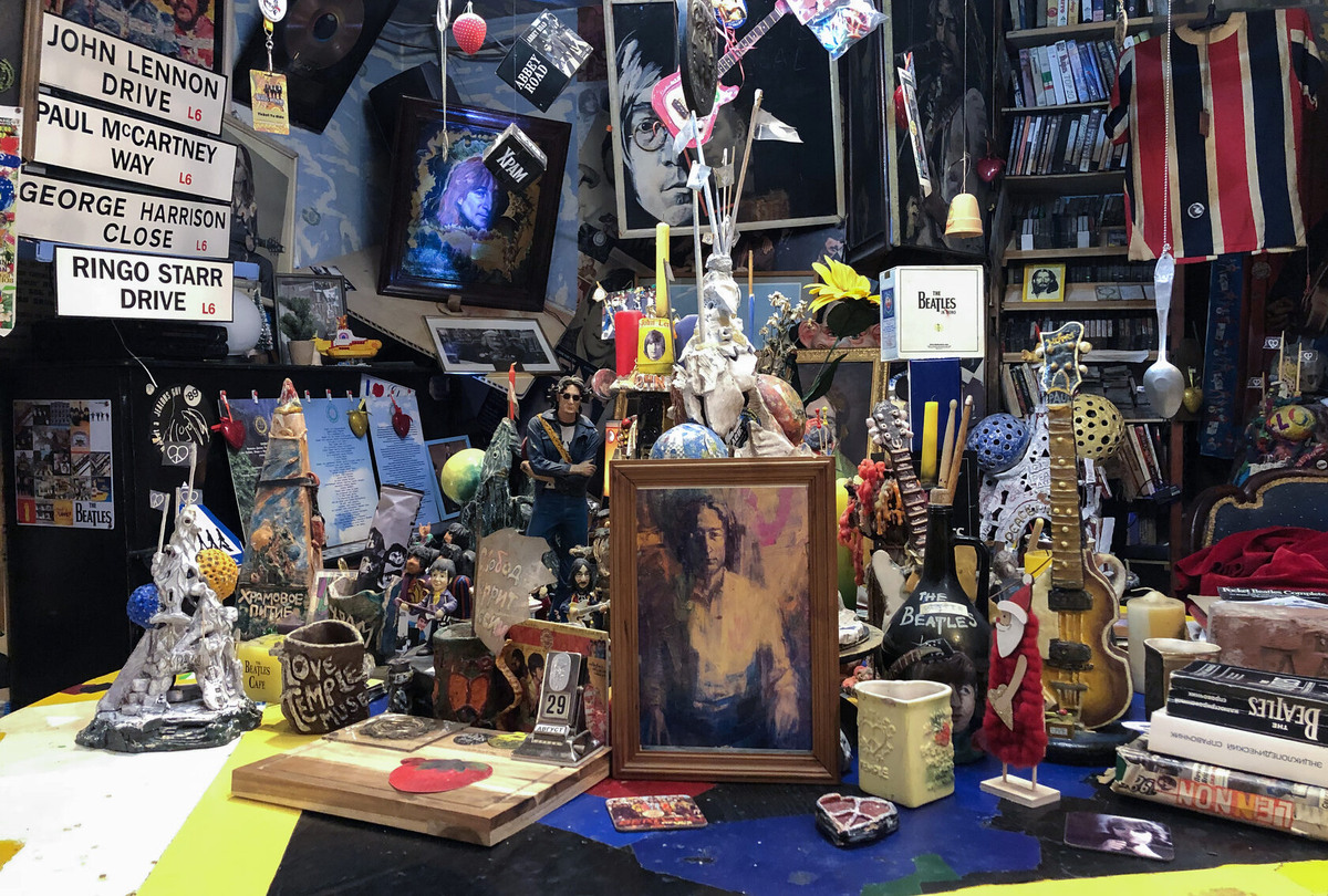 Уникальность этого музея заключается не только в том, что он стал делом всей жизни самого заядлого битломана России, но и в том, что создан он был вопреки культурной идеологии своего времени и своей страны.