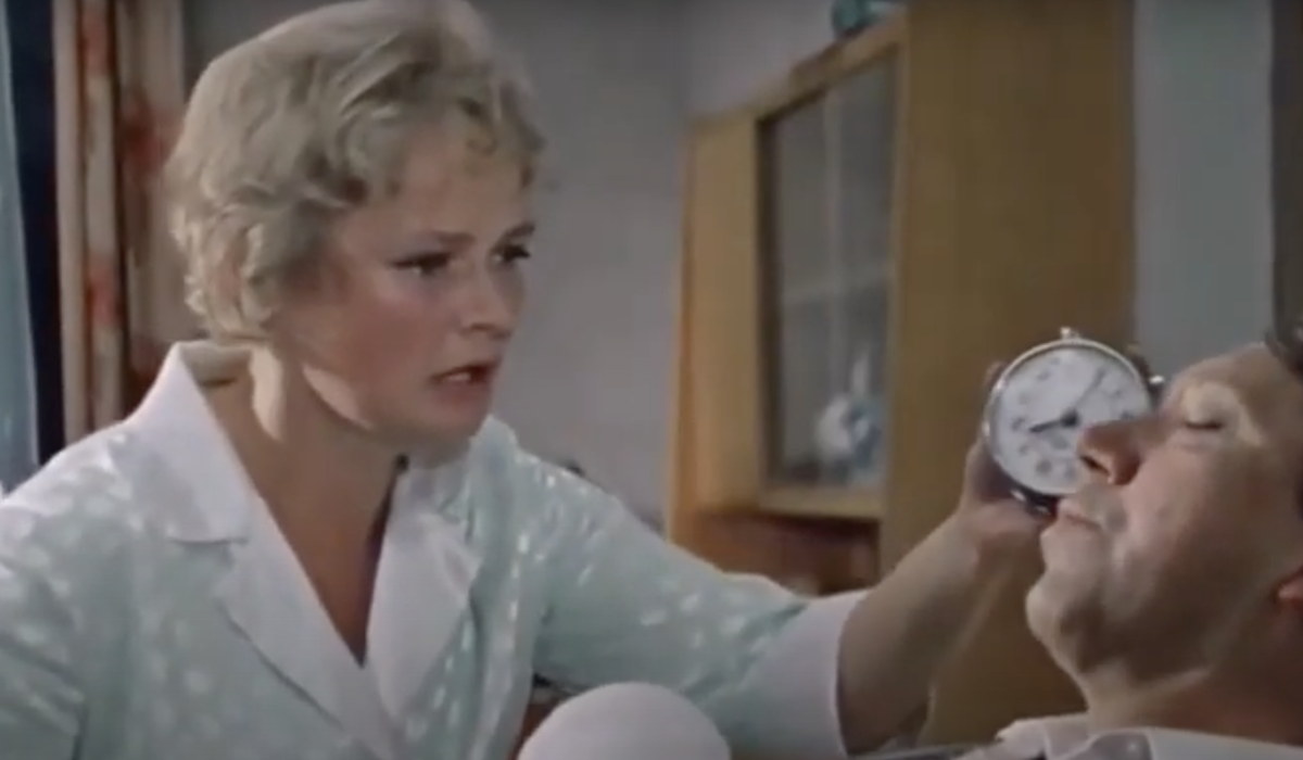    Нина Гребешкова и Юрий Никулин. Фото: кадр из фильма "Бриллиантовая рука"