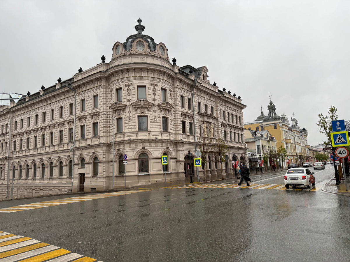 Часы под крышей здания