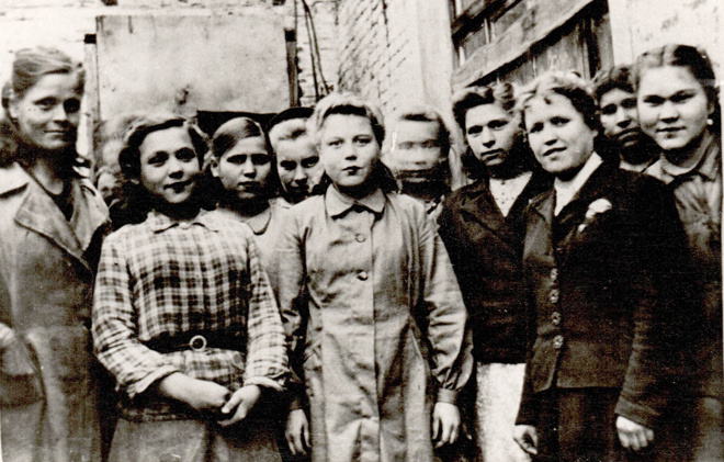 Фронтовая бригада заготовщиков обувного комбината, 1943 год