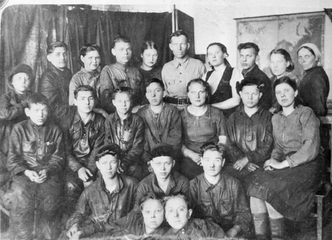 Д.А. Веретенников, инициатор стахановского движения на машзаводе с членами своей бригады, 1945 год