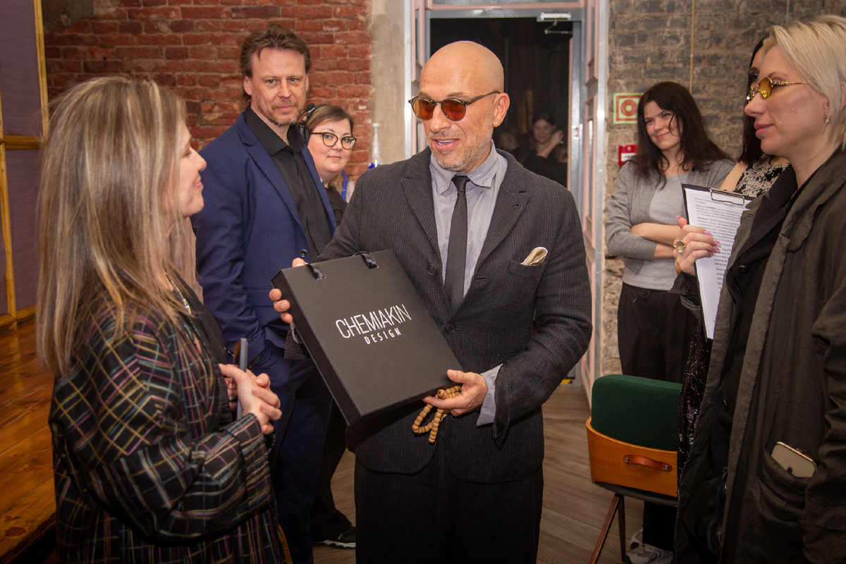 Шемякин Дизайн вручил актёру Дмитрию Нагиеву подарок – футболку с вышивкой «Дух рыцаря»