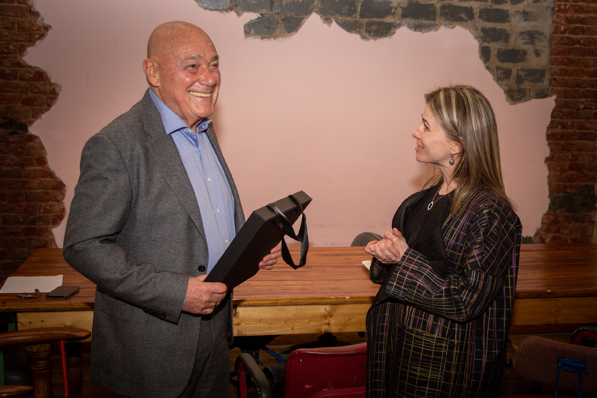 Шемякин Дизайн вручил журналисту, писателю, теле-радио ведущему Владимиру Познеру подарок – футболку с вышивкой «Дух рыцаря»