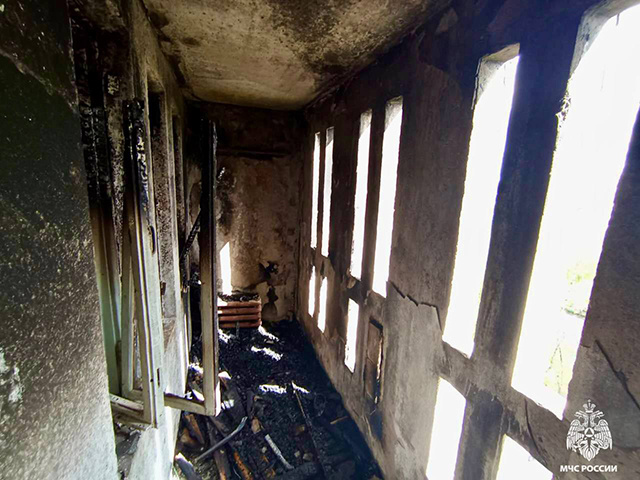 Ночью в Твери неизвестные подожгли балкон в многоэтажном доме