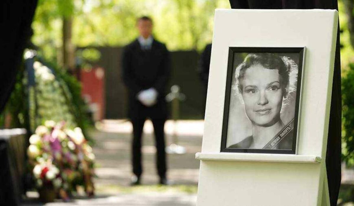     Похороны Гребешковой. Источник: iz.ru Автор фото: Эдуард Корниенко