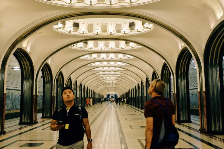 Не среднестатистическое метро: искусство повсюду в московском метро, ​​как показано на станции Маяковская. Наличие гида, объясняющего контекст, делает его еще более захватывающим!