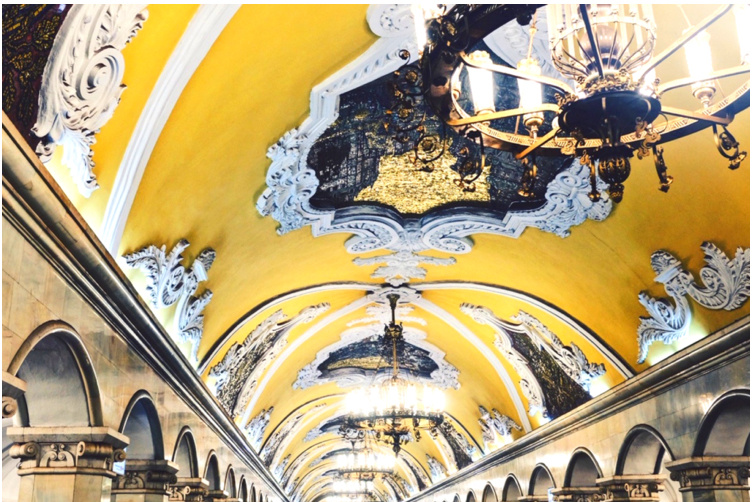 Самая красивая из всех: станция «Комсомольская». Мозаики иллюстрируют исторические события, упомянутые в речи Сталина на параде 1941 года; некоторые из них имеют площадь 32 квадратных метра, больше, чем квартира в Москве!