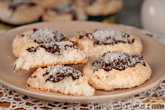 яичный белок, сахар, кокосовая стружка, сахар ванильный, шоколад, посыпка кондитерская, соль