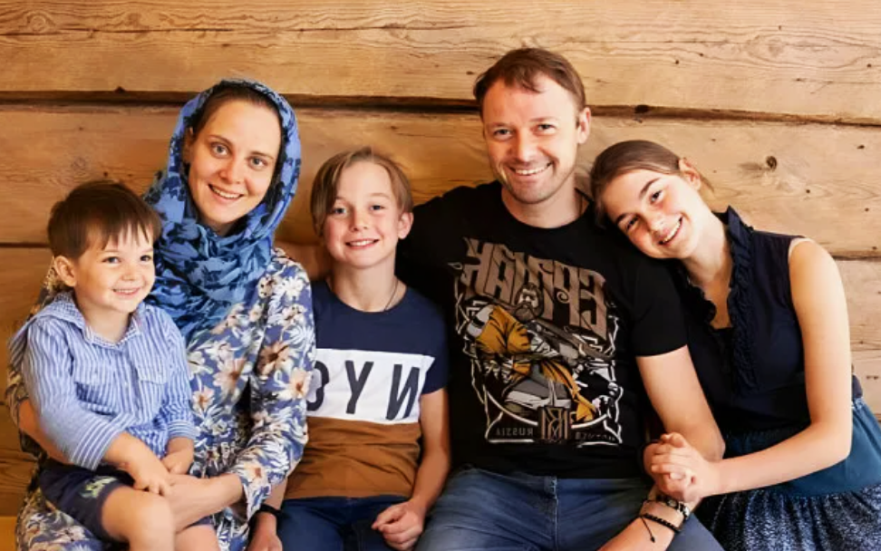 на фото Илья Носков с женой и детьми 