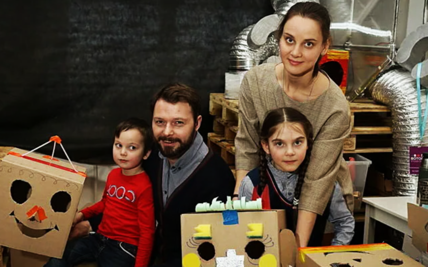 на фото Илья Носков с женой и детьми 