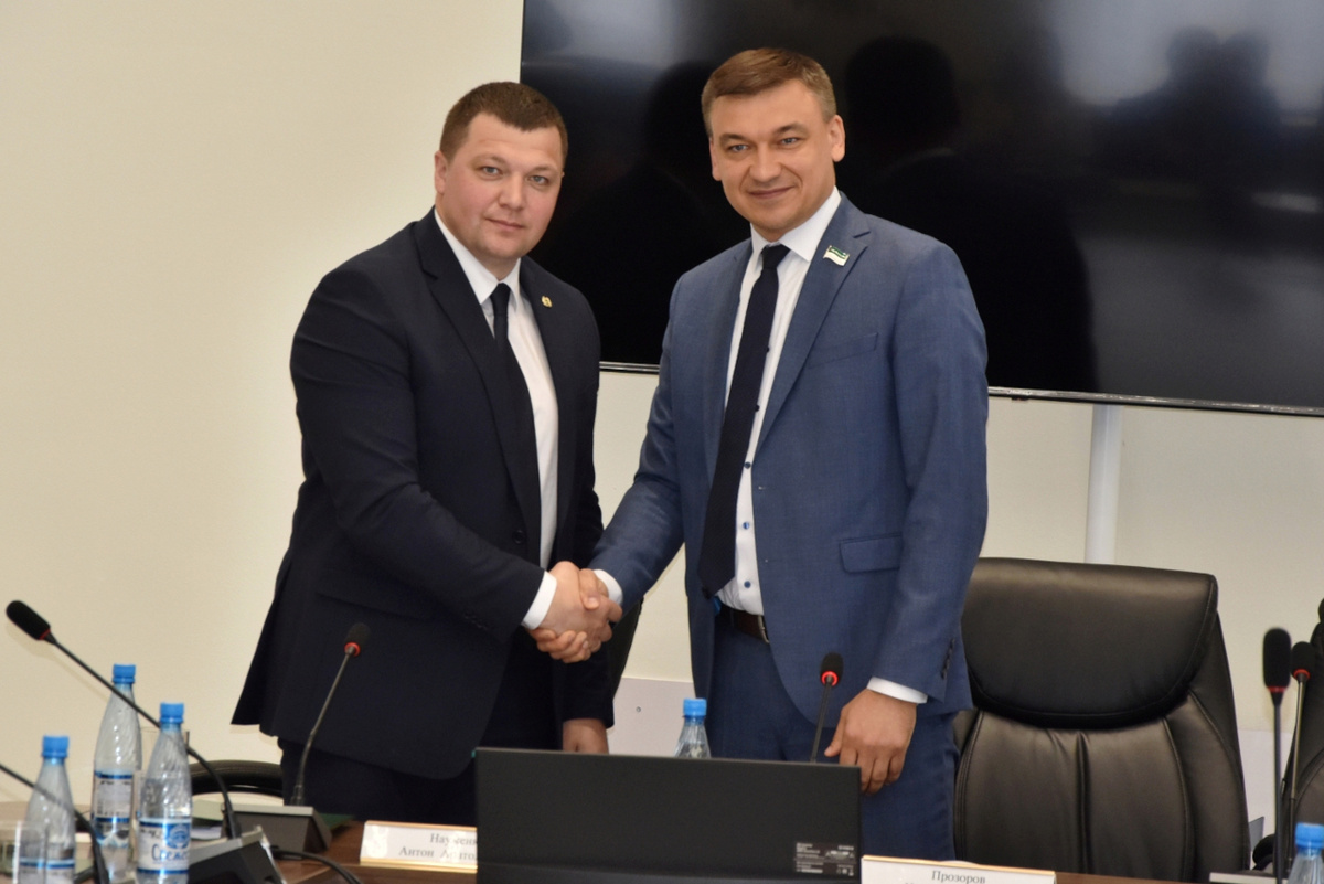 Антон Науменко — слева. Источник фото — сайт гордумы Кургана