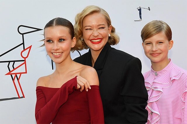    Юлия Пересильд с дочерьми Анной и Марией. Фото:  РИА Новости/ Екатерина Чеснокова