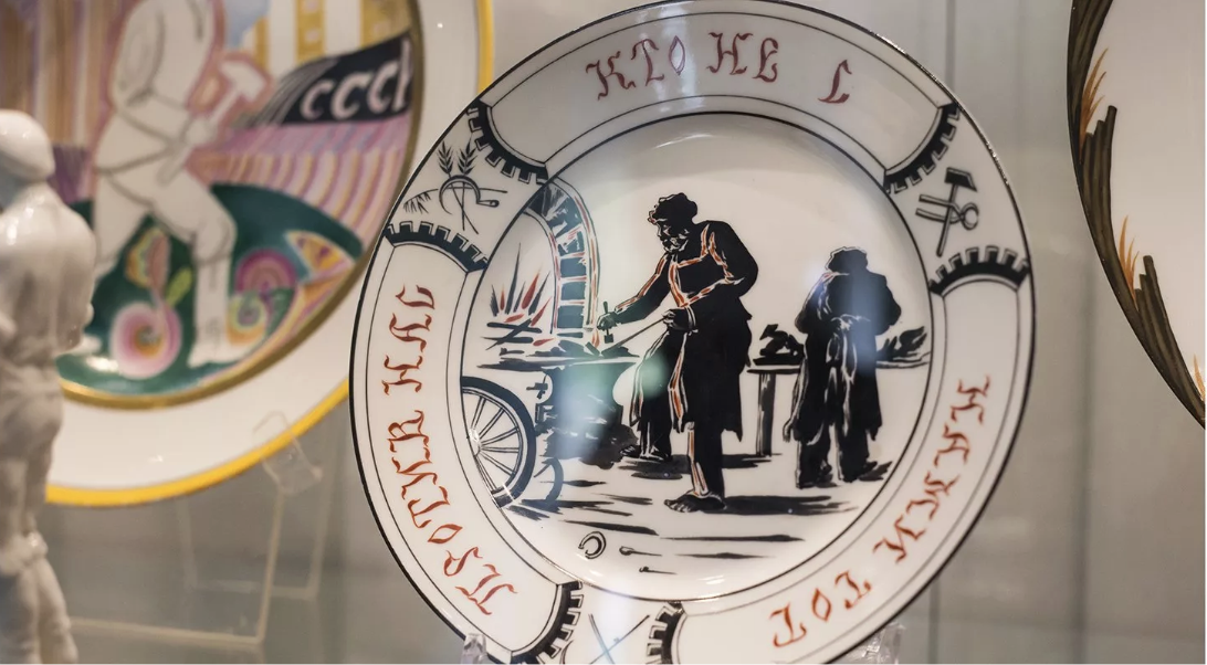 Тарелка «Кто не с нами, тот против нас» / mos.ru