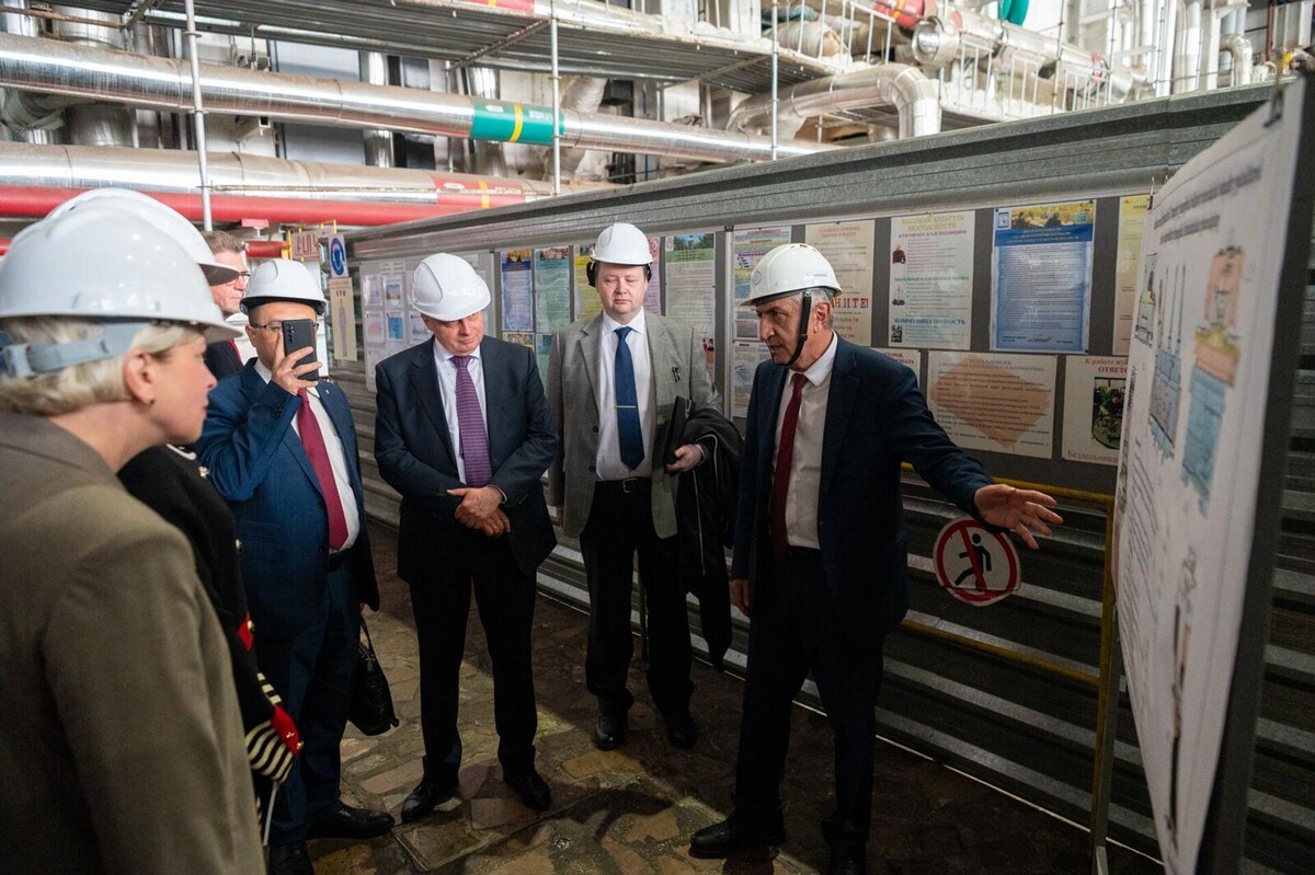 Первый заместитель гендиректора ААЭС Мовсес Варданян рассказывает о работе Армянской АЭС во время визита посла России Сергея Копыркина на электростанцию (14 мая 2025). Мецамор
© Sputnik / Aram Nersesyan