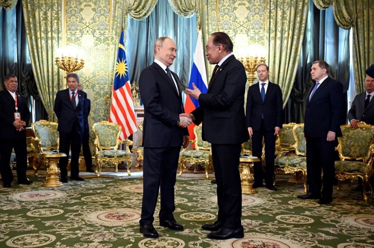    Президент России Владимир Путин встречается с премьер-министром Малайзии Анваром Ибрагимом.