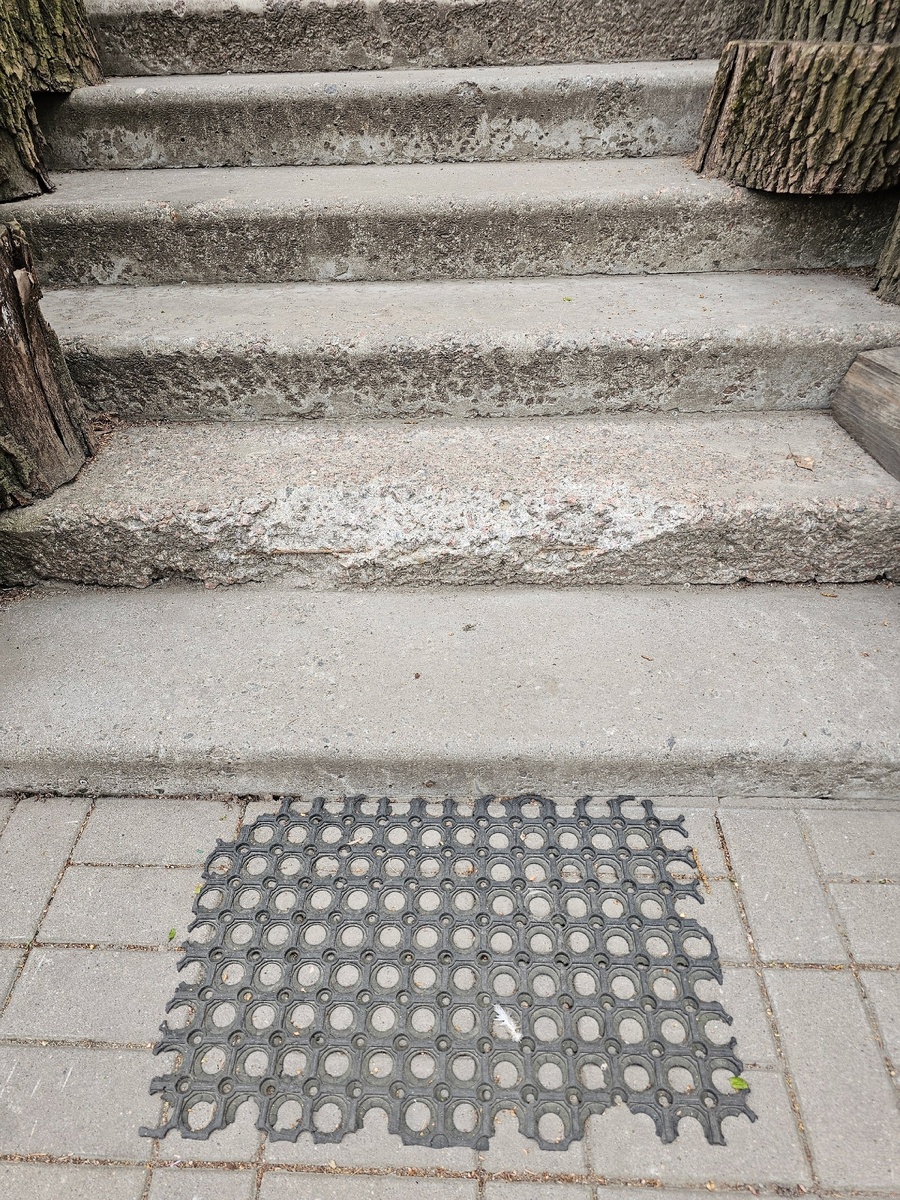 Фото от клиента, на котором видны разрушения. 