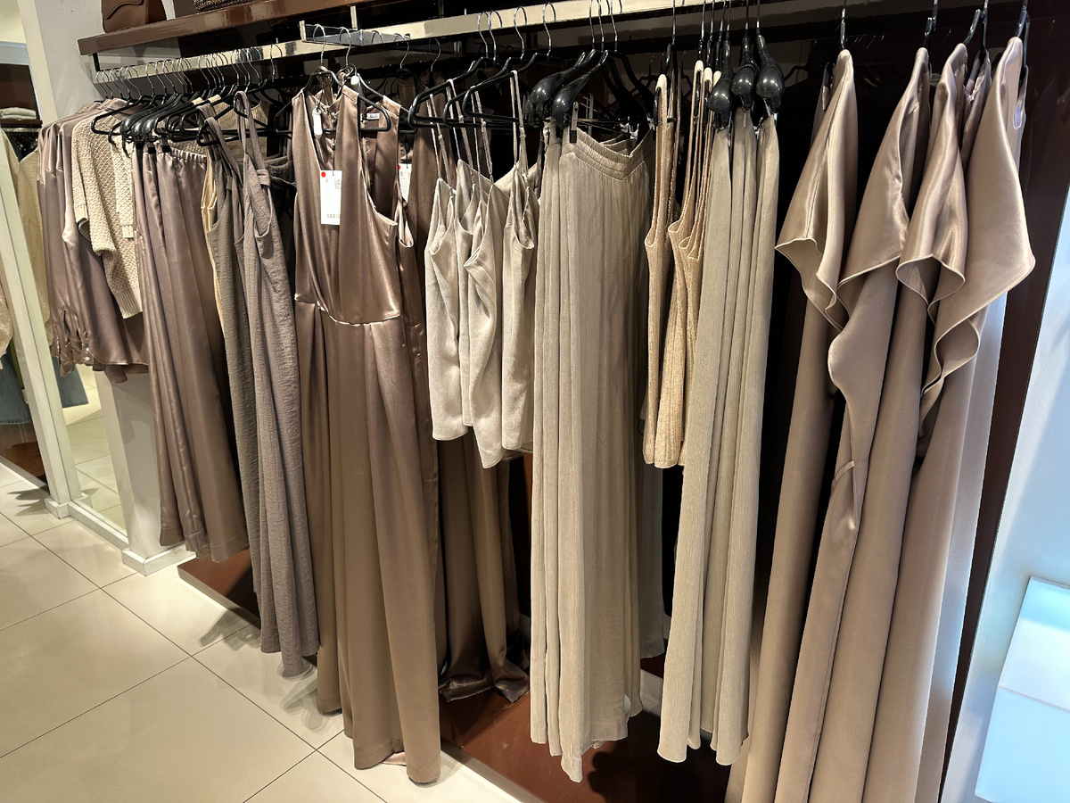 А вот тут, кстати, было очень удивительно читать ярлыки. Как будто в центре блестящий комбинезон - это полиэстер, а такие же атласные платья справа - это вискоза. Чудеса в решете! До чего техника дошла! 