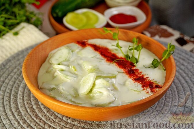 огурцы, чеснок, уксус яблочный, соль, сахар, паприка молотая, сметана, масло растительное