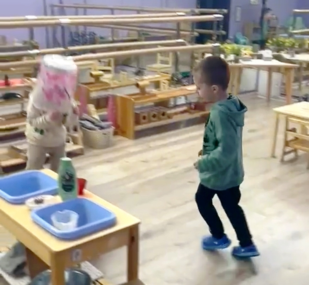 Очень весёлая игра у Матвея с другом. Кто дольше пробегает с ведром на голове и не упадёт. 