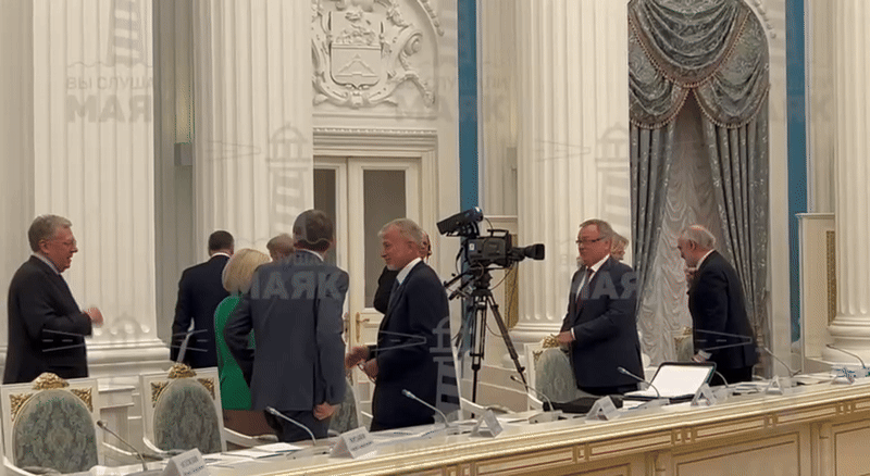    Абрамовича снова заметили в Кремле. А почему остальных "достойных" не позвали? Видео: ТГ-канал "Вы слушали маяк"