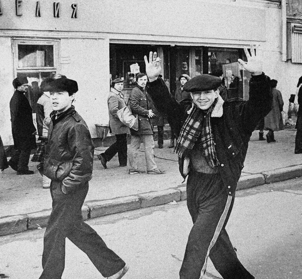 Уличные хулиганы в большинстве своем закончили очень плохо, и об этом нужно помнить каждому сегодня, кто еще учиться в школе!