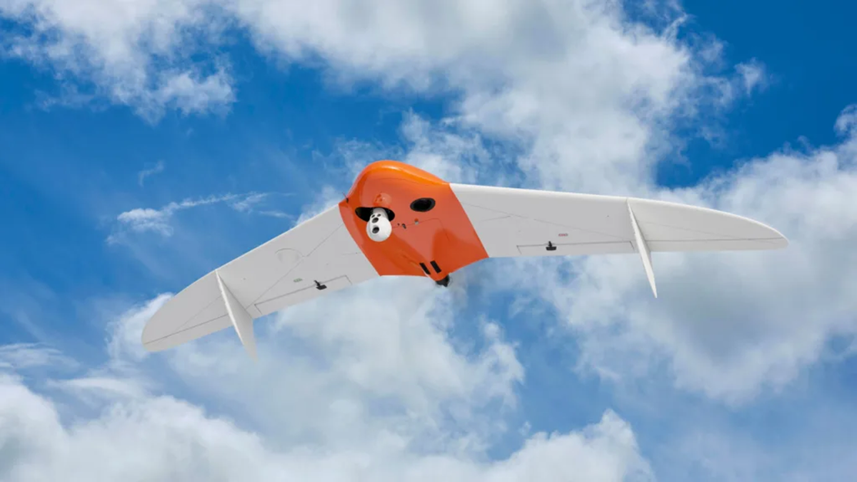 На фотографии: БАС «Геоскан 201 Видео» – новейший беспилотник самолетного типа, оснащен «умной» видеокамерой и наземной станцией. Источник фото: https://tehnoomsk.ru/archives/17973