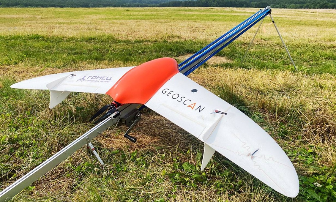 На фотографии: новейший беспилотник для видеонаблюдения «Геоскан 201 Видео» на специальной установке для запуска.
